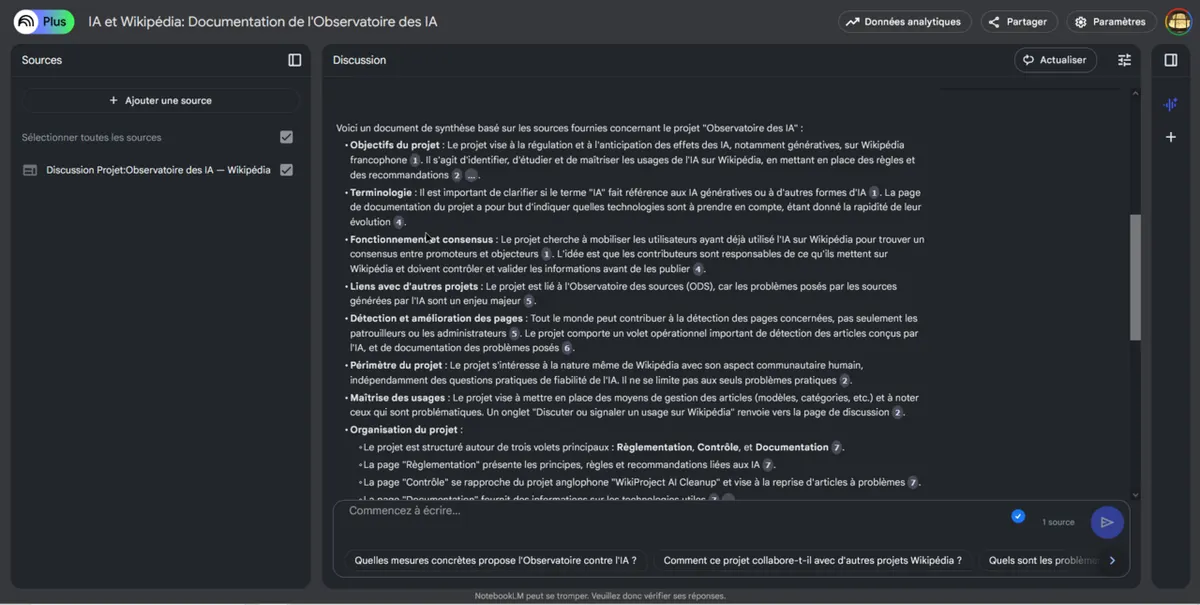 노트북LM 다크 모드 화면. 소스를 근거로 만든 요약 답변에 출처 번호가 각주처럼 붙어 있는 모습