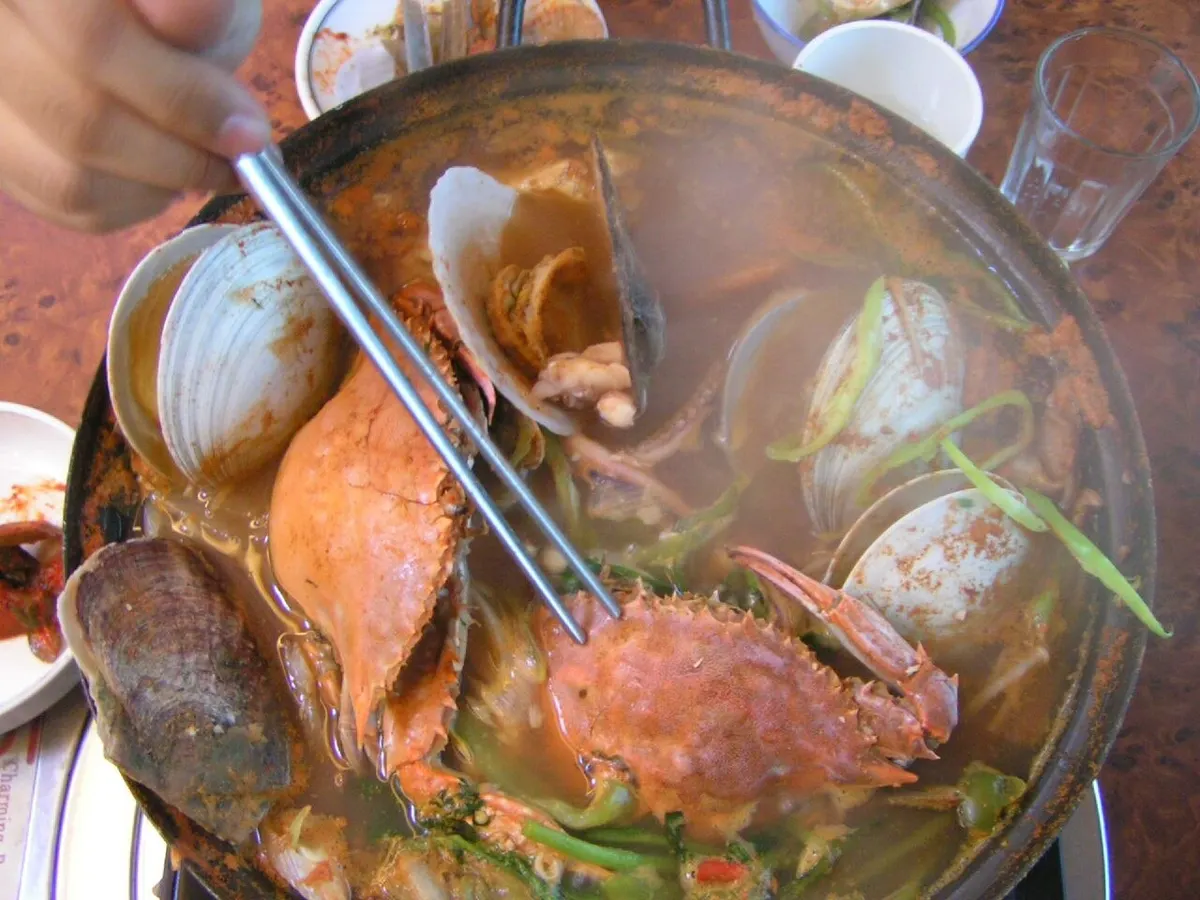 뚝배기에 꽃게와 채소를 넣고 빨갛게 끓여낸 꽃게탕