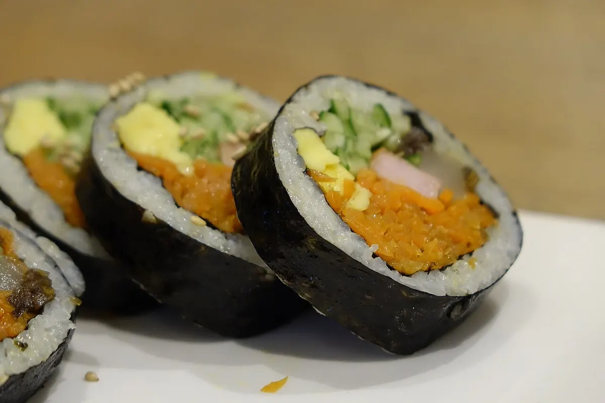 당근과 달걀, 오이, 햄이 들어간 김밥 단면 클로즈업