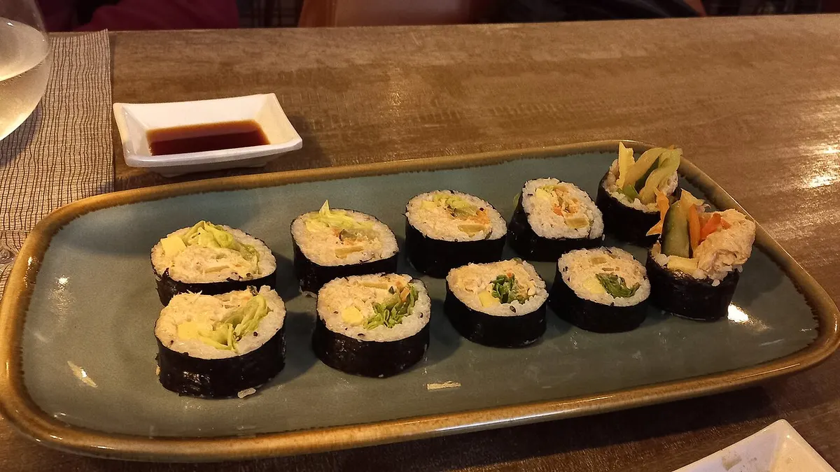 간장 종지와 함께 접시에 담긴 참치김밥