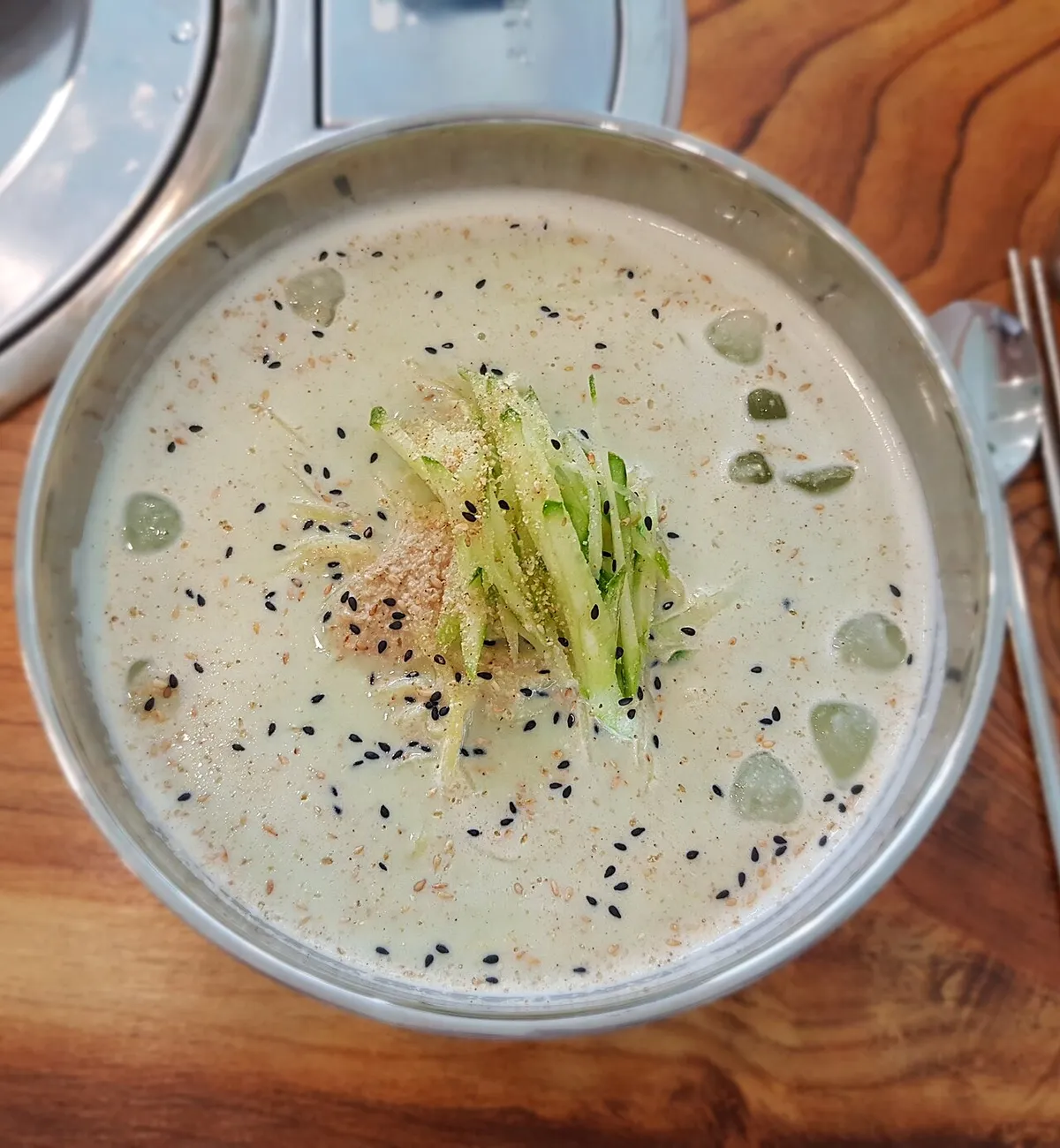 오이채와 통깨를 올린 서리태 콩국수 한 그릇