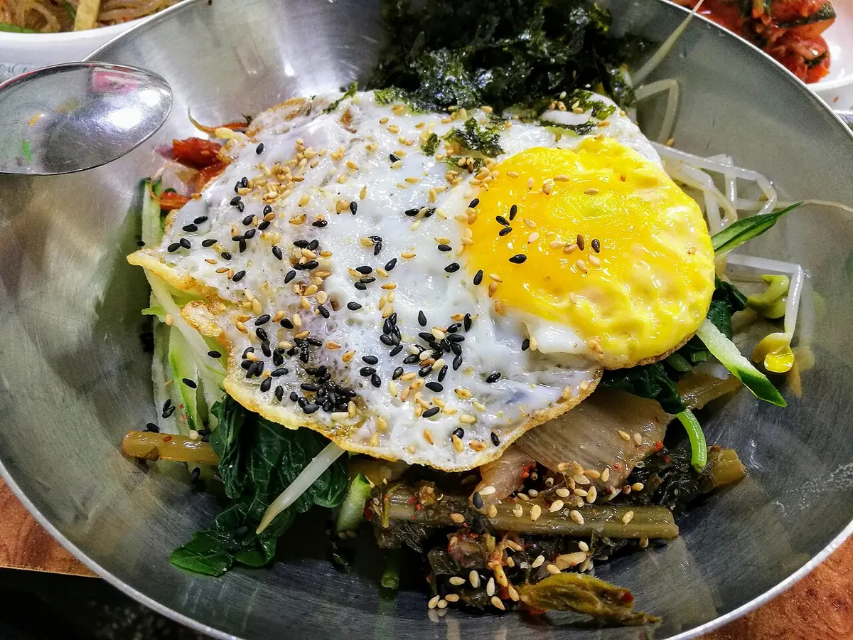 양푼에 열무김치와 계란프라이를 올린 열무비빔밥