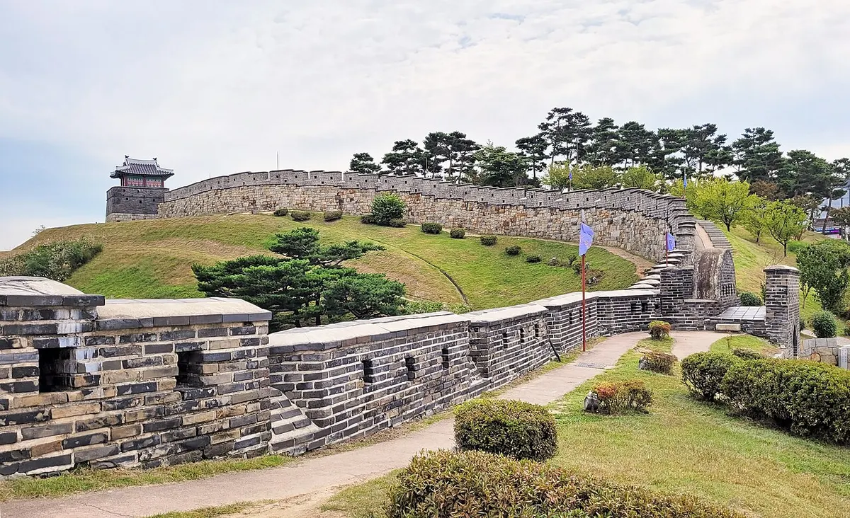 수원 화성의 성곽과 성문. 정조 대에 축조된 수원 화성은 조선 후기 단원에서 자주 출제됩니다