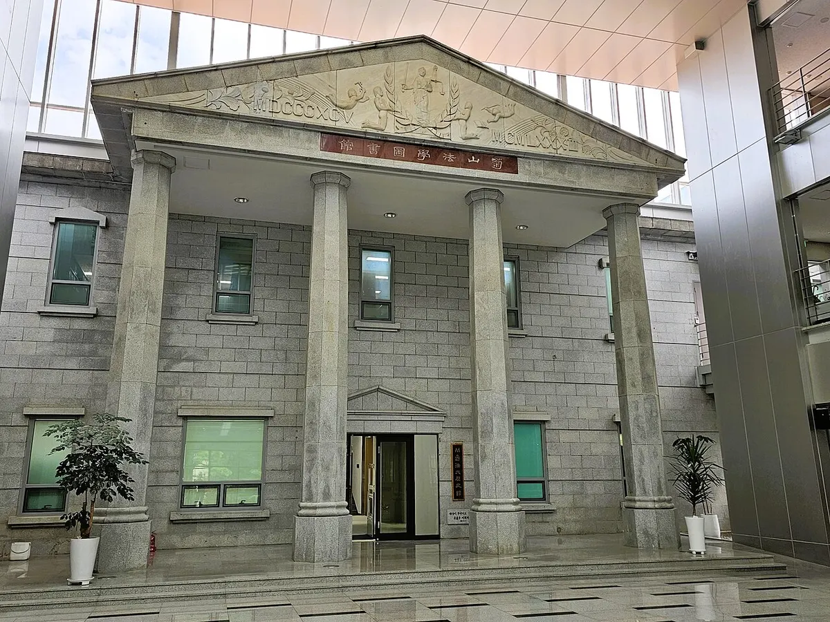 서울대학교 법학전문대학원 도서관에서 학생들이 공부하는 모습