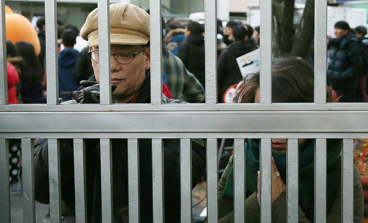 수능 시험일에 시험장 교문 밖에서 수험생을 기다리는 학부모들
