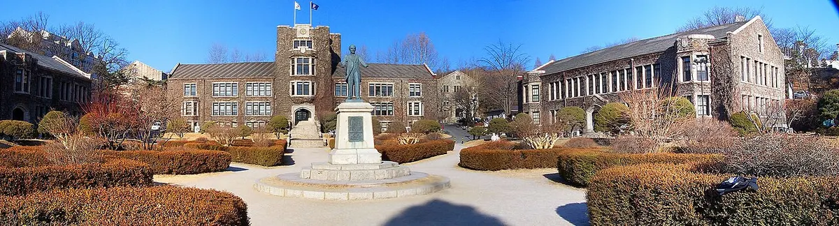 연세대학교 신촌캠퍼스 본관과 언더우드 동상이 보이는 겨울 캠퍼스 전경