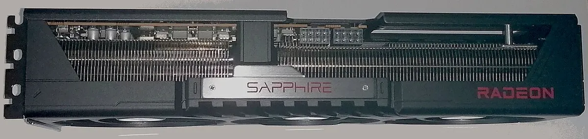사파이어 펄스 라데온 RX 9070 XT 그래픽카드의 옆면과 방열판