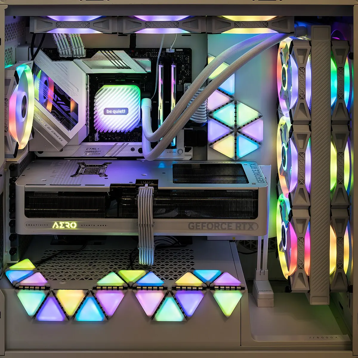 지포스 RTX 그래픽카드와 수랭 쿨러가 장착된 흰색 게이밍 PC 내부