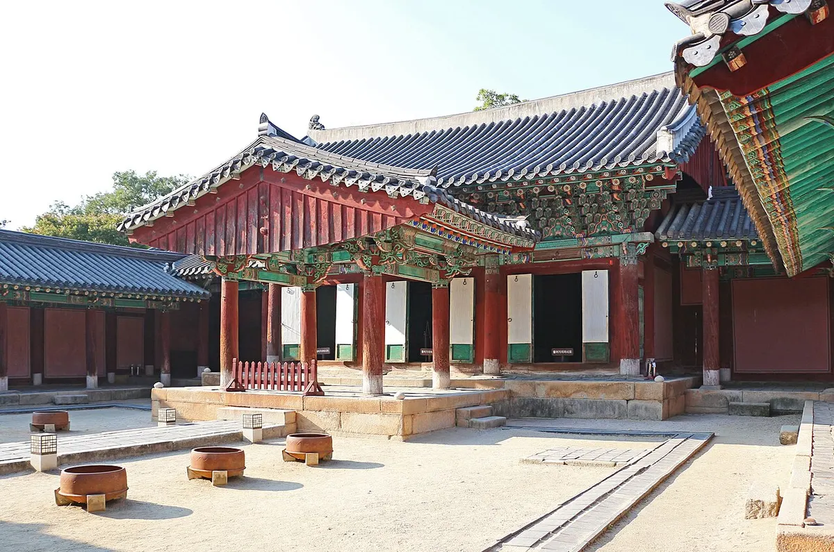 전주 경기전 정전의 단청과 기와지붕, 앞마당에 놓인 무쇠 드므가 보이는 풍경