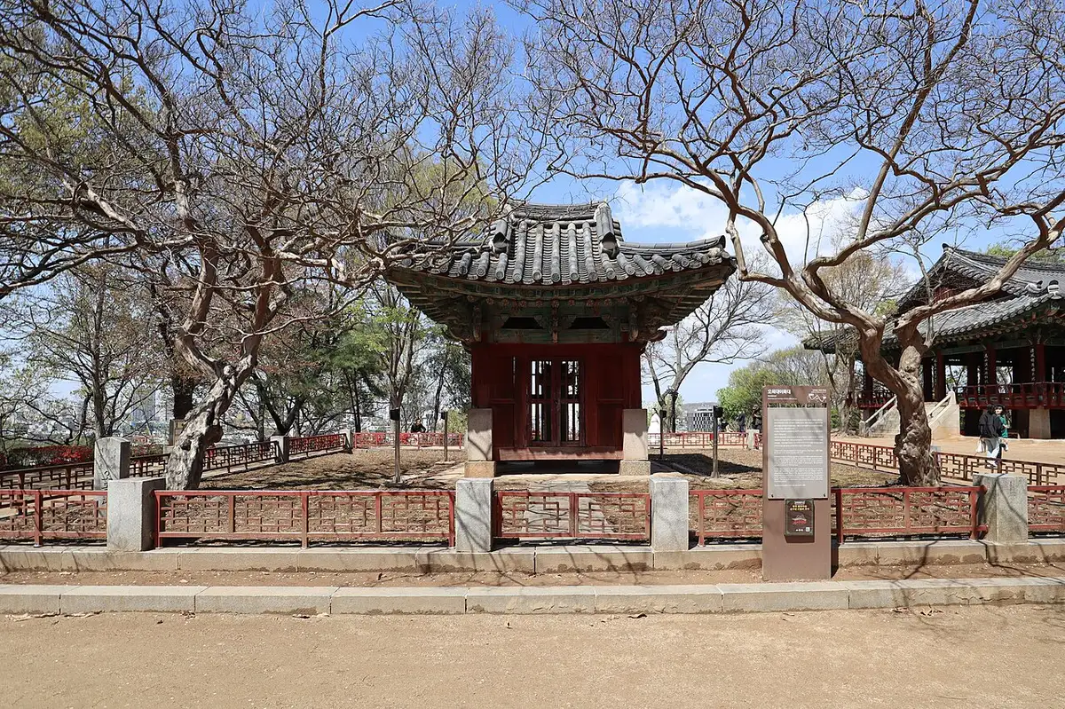 전주 오목대 언덕 위의 비각과 붉은 난간, 배롱나무 가지 사이로 보이는 풍경