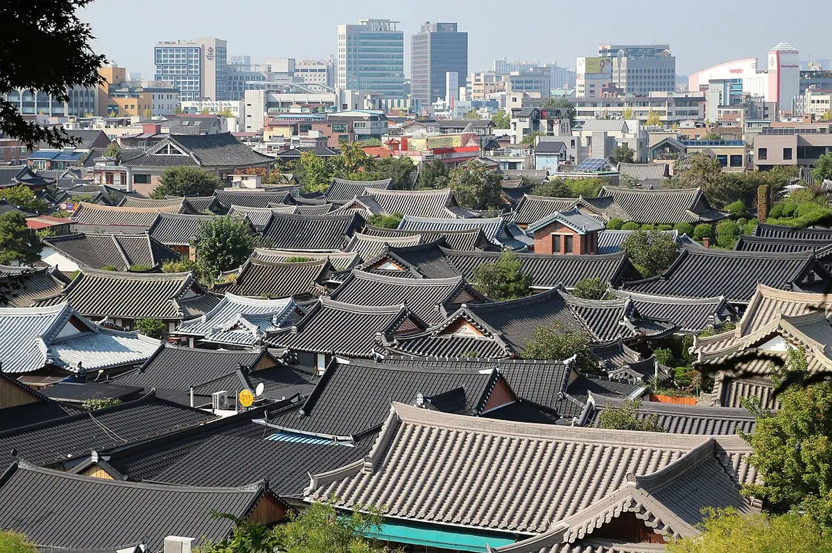 오목대에서 내려다본 전주 한옥마을의 기와지붕 풍경, 멀리 전주 시내 빌딩이 보인다