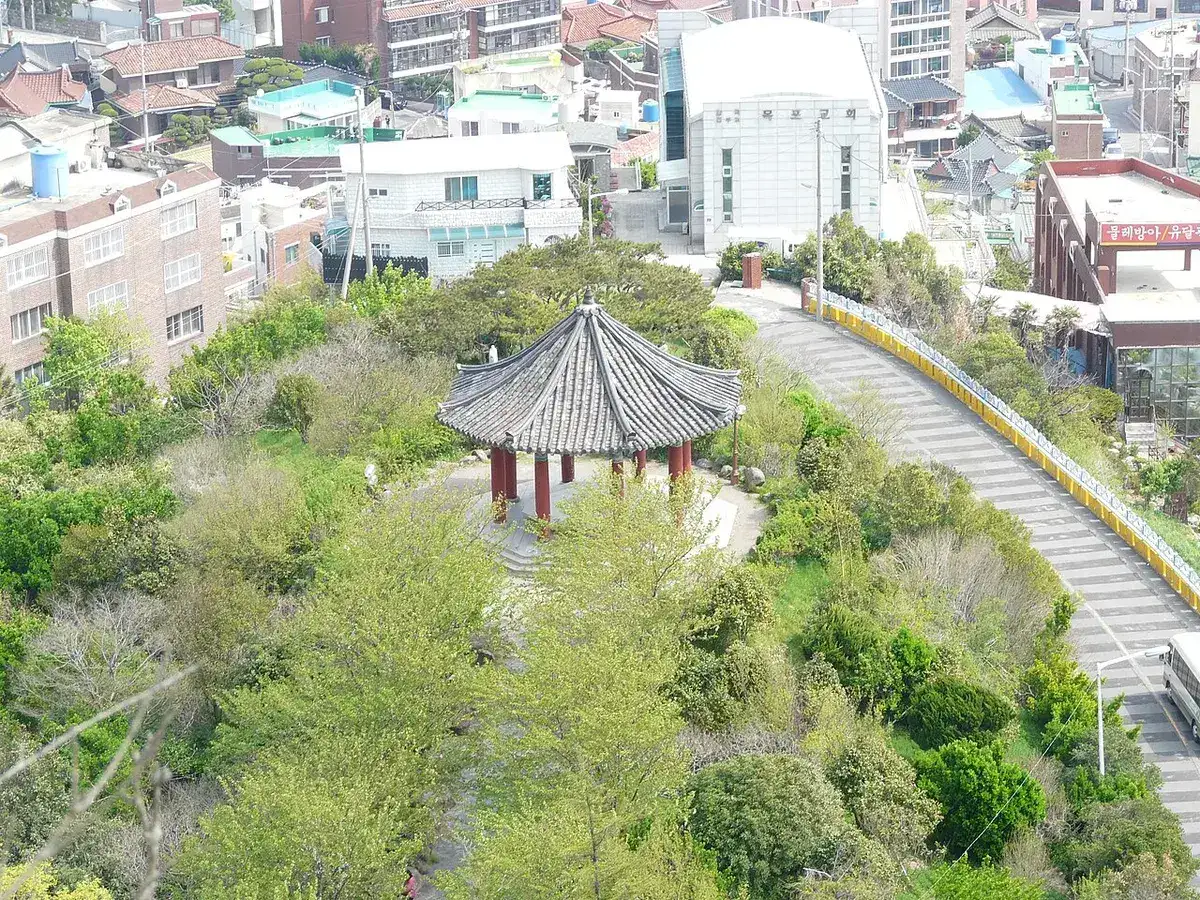 유달산 산책로에서 내려다본 팔각정 정자와 목포 원도심의 낮은 지붕들